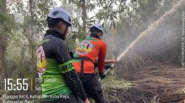 Antisipasi Karhutla Dekat Permukiman, Tim SAR Ditsamapta Polda Kalbar Padamkan Api di Kubu Raya
