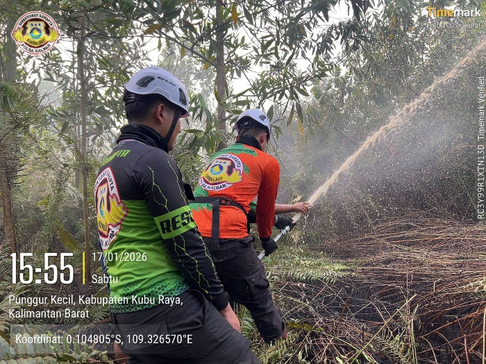 Antisipasi Karhutla Dekat Permukiman, Tim SAR Ditsamapta Polda Kalbar Padamkan Api di Kubu Raya