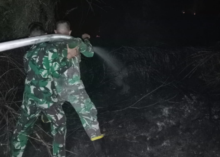 Dini Hari Hadapi Karhutla, Denmadam XII/Tpr Selamatkan Permukiman Bansir Darat