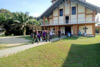 Kodim 1209/Bky Bersama Warga dan Mahasiswa Bersihkan Gereja Lewat Karya Bakti