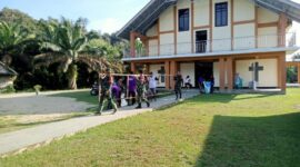 Kodim 1209/Bky Bersama Warga dan Mahasiswa Bersihkan Gereja Lewat Karya Bakti