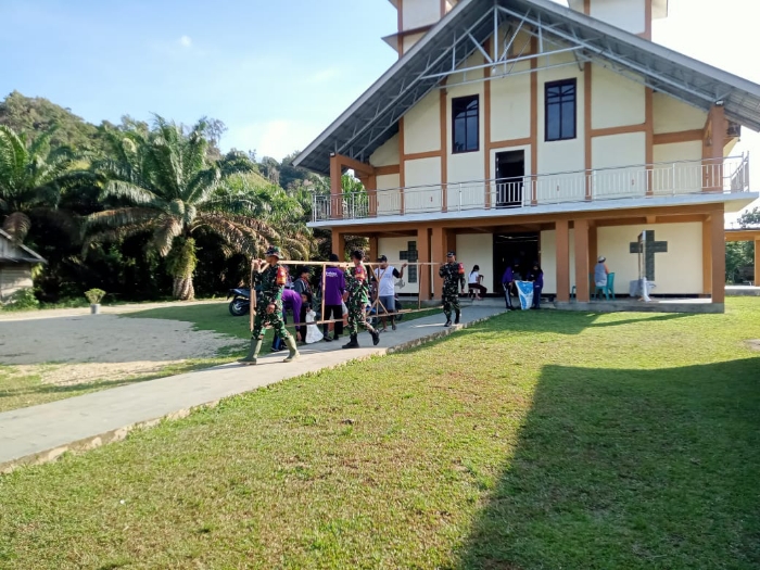 Kodim 1209/Bky Bersama Warga dan Mahasiswa Bersihkan Gereja Lewat Karya Bakti