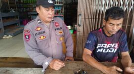 Jaga Keamanan Lingkungan, Personel Polsek Kuala Behe Sambangi Warga