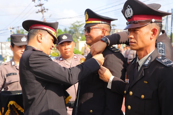 Kapolres Sintang Pimpin Penganugerahan Satya Lencana Pengabdian bagi Personel Polri