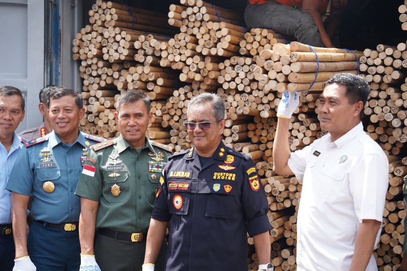 Hadiri Konferensi Pers Bea Cukai, Pangdam XII/Tpr Tegas Tolak Penyelundupan Rotan