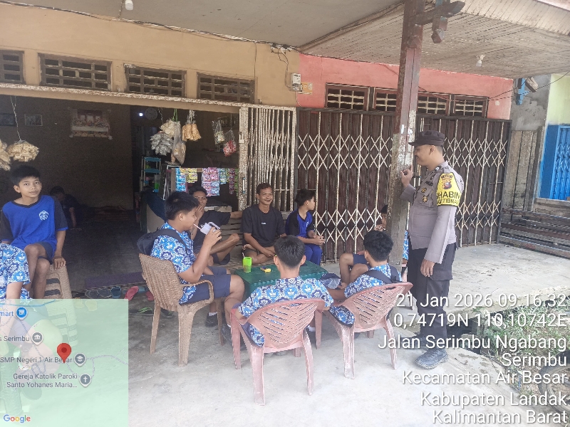 Dekatkan Diri dengan Pelajar, Polsek Air Besar Gelar Patroli Siang Edukatif
