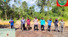 Polsek Mandor Bersama Pemdes Tanam Jagung Serentak, Dukung Ketahanan Pangan Nasional