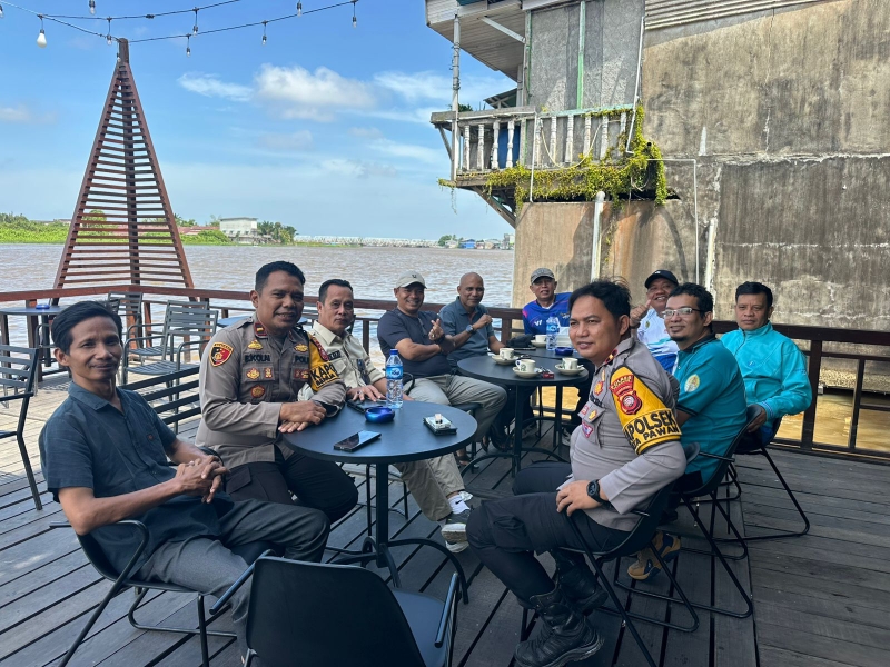 Kapolsek Ketapang Perkuat Kamtibmas Lewat Ngopi Santai Bersama Camat