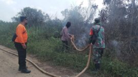 Pemadaman Kebakaran Lahan di Selakau, Koramil 06/Selakau Turun Langsung