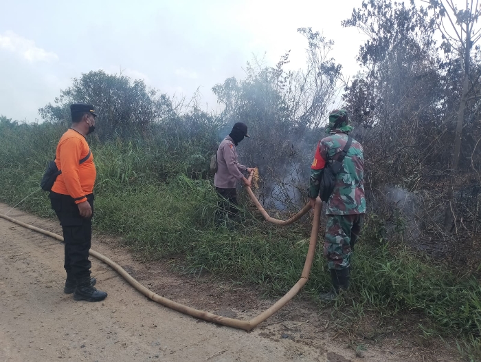 Pemadaman Kebakaran Lahan di Selakau, Koramil 06/Selakau Turun Langsung
