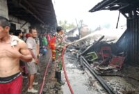 Anggota Koramil 07/Teluk Keramat Sigap Bantu Padamkan Kebakaran 10 Ruko di Pasar Simpang Empat