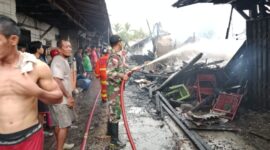 Anggota Koramil 07/Teluk Keramat Sigap Bantu Padamkan Kebakaran 10 Ruko di Pasar Simpang Empat