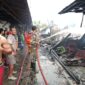 Anggota Koramil 07/Teluk Keramat Sigap Bantu Padamkan Kebakaran 10 Ruko di Pasar Simpang Empat