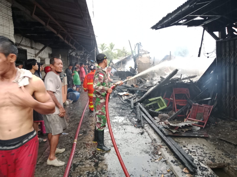 Anggota Koramil 07/Teluk Keramat Sigap Bantu Padamkan Kebakaran 10 Ruko di Pasar Simpang Empat