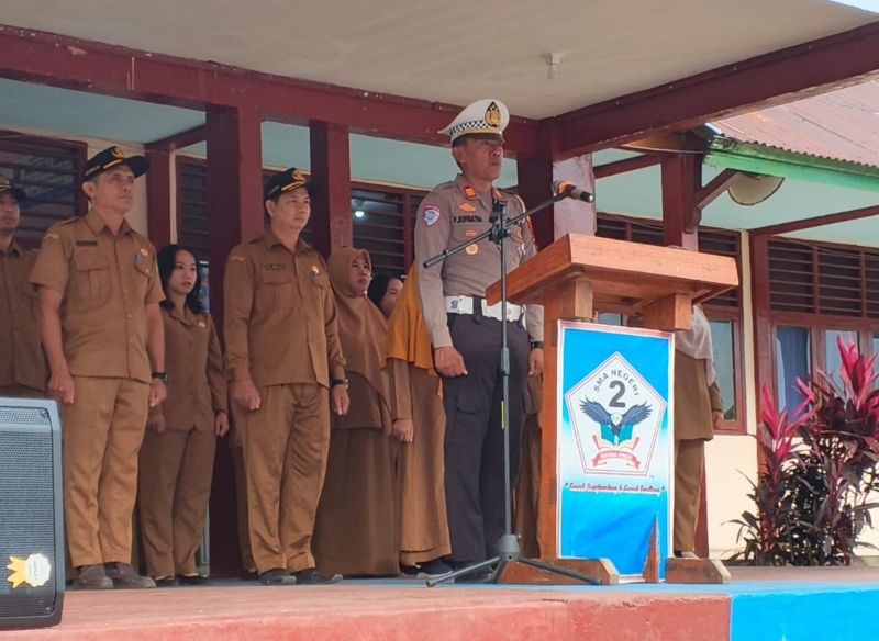 Kasat Lantas Polres Melawi Sampaikan Edukasi Lalu Lintas Saat Upacara di SMA Nanga Pinoh