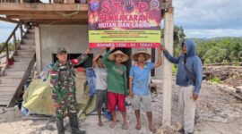 Koramil 1208-03/Tebas Sosialisasikan Larangan Bakar Lahan kepada Warga