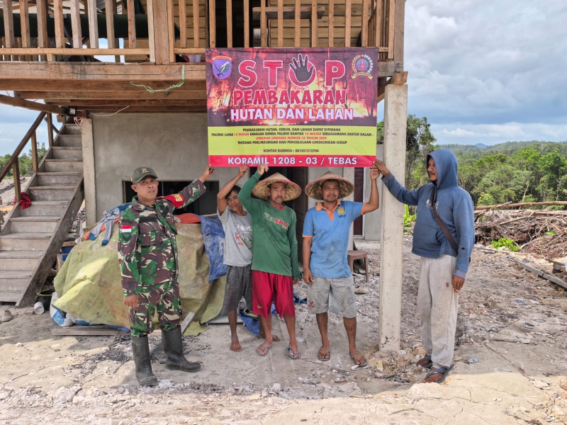 Koramil 1208-03/Tebas Sosialisasikan Larangan Bakar Lahan kepada Warga