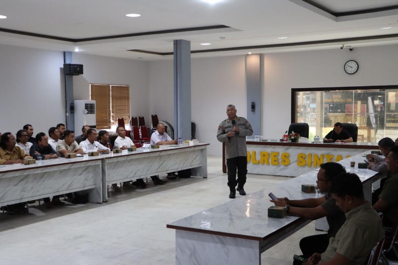 Bidkum Polda Kalbar Gelar Sosialisasi Hukum di Polres Sintang
