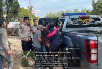 Aksi Kemanusiaan Polwan Polres Melawi Evakuasi Korban Kecelakaan ke Puskesmas