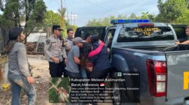 Aksi Kemanusiaan Polwan Polres Melawi Evakuasi Korban Kecelakaan ke Puskesmas