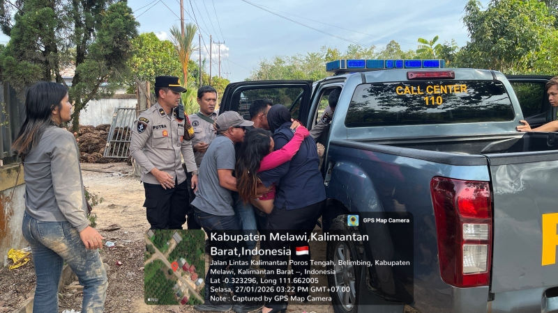 Aksi Kemanusiaan Polwan Polres Melawi Evakuasi Korban Kecelakaan ke Puskesmas