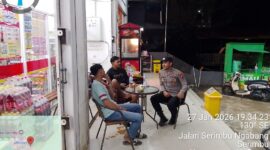 Patroli Malam Dialogis, Polsek Air Besar Sambangi Warga Bangun Rasa Aman