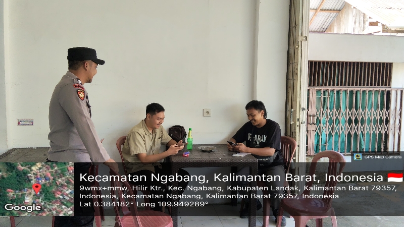 Patroli Rutin Polsek Ngabang, Personel Sampaikan Pesan Kamtibmas kepada Warga