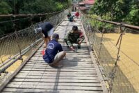 Babinsa Nanga Mahap Bersama Masyarakat Benahi Jembatan Akses Pendidikan dan Ekonomi