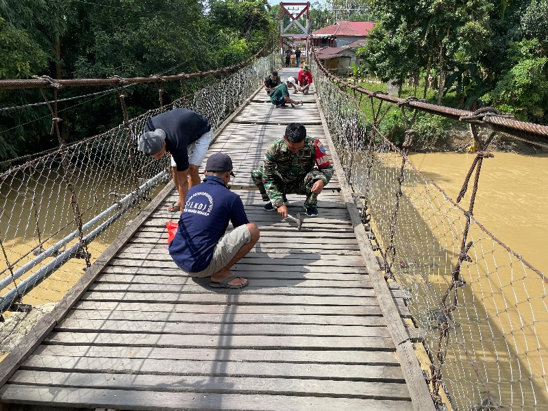 Babinsa Nanga Mahap Bersama Masyarakat Benahi Jembatan Akses Pendidikan dan Ekonomi