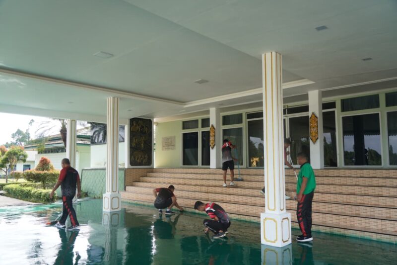 Korem 121/Abw Gelar Kerja Bakti Rutin Demi Lingkungan Kerja Bersih dan Nyaman