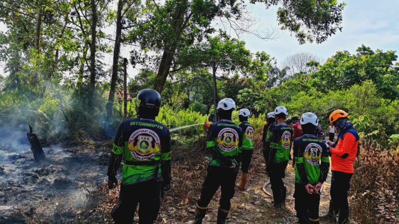 Tim SAR Samapta Polda Kalbar Intensifkan Pendinginan Lahan Cegah Karhutla di Kubu Raya