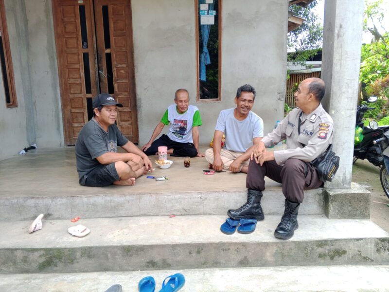 Dekatkan Diri ke Masyarakat, Polsek Mempawah Hulu Rutin Gelar Patroli Kamtibmas