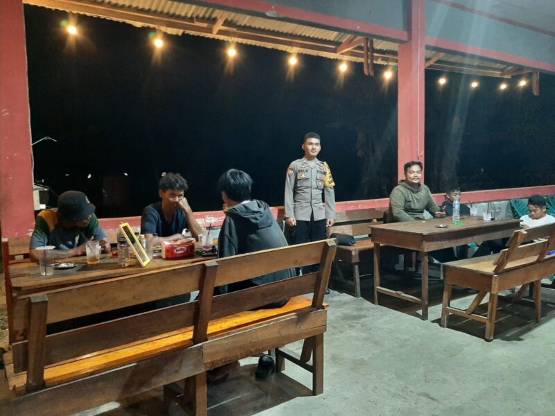 Patroli Dialogis Malam Polsek Mandor, Cegah Kejahatan dan Jaga Kamtibmas
