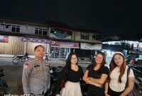 Patroli Malam Humanis Polsek Sengah Temila Ingatkan Warga Waspada Kejahatan Perempuan
