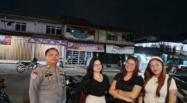 Patroli Malam Humanis Polsek Sengah Temila Ingatkan Warga Waspada Kejahatan Perempuan