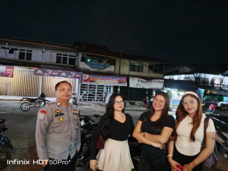 Patroli Malam Humanis Polsek Sengah Temila Ingatkan Warga Waspada Kejahatan Perempuan