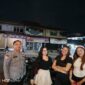 Patroli Malam Humanis Polsek Sengah Temila Ingatkan Warga Waspada Kejahatan Perempuan