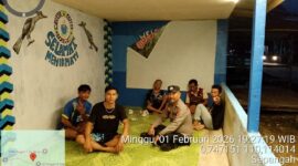 Patroli Malam Polsek Air Besar Duduk Santai Bersama Warga, Perkuat Silaturahmi