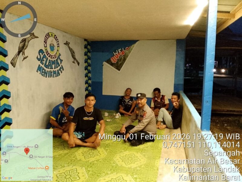 Patroli Malam Polsek Air Besar Duduk Santai Bersama Warga, Perkuat Silaturahmi