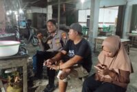 Patroli Malam Polsek Mandor, Polisi Ngobrol Santai Bersama Warga Jaga Keamanan