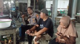 Patroli Malam Polsek Mandor, Polisi Ngobrol Santai Bersama Warga Jaga Keamanan
