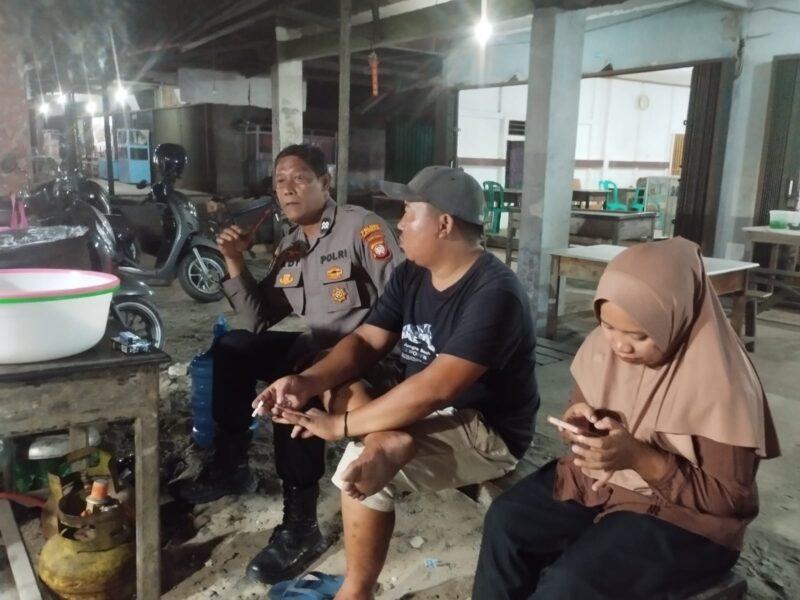 Patroli Malam Polsek Mandor, Polisi Ngobrol Santai Bersama Warga Jaga Keamanan