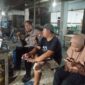 Patroli Malam Polsek Mandor, Polisi Ngobrol Santai Bersama Warga Jaga Keamanan