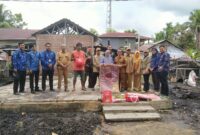 Sinergi TNI–Dinsos Sambas Salurkan Bantuan untuk Warga Terdampak Kebakaran