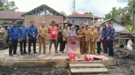 Sinergi TNI–Dinsos Sambas Salurkan Bantuan untuk Warga Terdampak Kebakaran