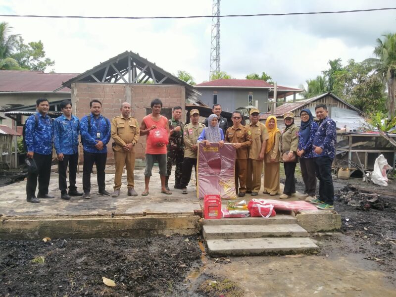Sinergi TNI–Dinsos Sambas Salurkan Bantuan untuk Warga Terdampak Kebakaran