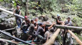 Saluran Air Rusak, Babinsa Puring Kencana Bergerak Bantu Warga