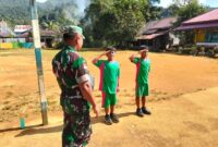 Latih Paskibra SDN 02 Lanjak, Babinsa Bangun Karakter Disiplin Siswa