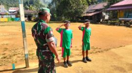 Latih Paskibra SDN 02 Lanjak, Babinsa Bangun Karakter Disiplin Siswa