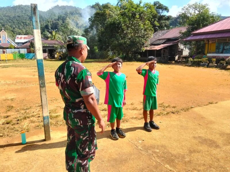 Latih Paskibra SDN 02 Lanjak, Babinsa Bangun Karakter Disiplin Siswa